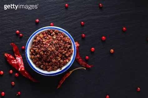  Suining'deki Şahane Lezzet:  Sichuan Biberiyle Dans Eden ve Acılı Tatlılıklarla Dolup Taşan Suining Çıtır Güveç!