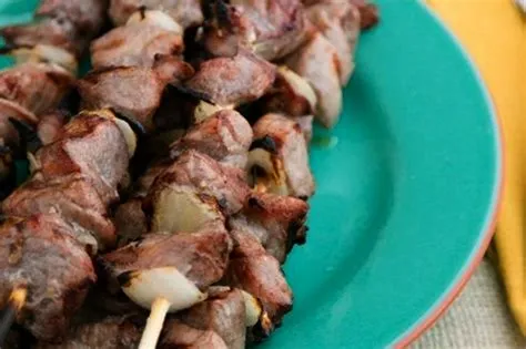  Suzhou Usulü Bahşişli Şiş Kebap: Geleneksel Çin Lezzetini İncecik Dilimlenmiş Etiyle Buluşturan Bir Şölen!