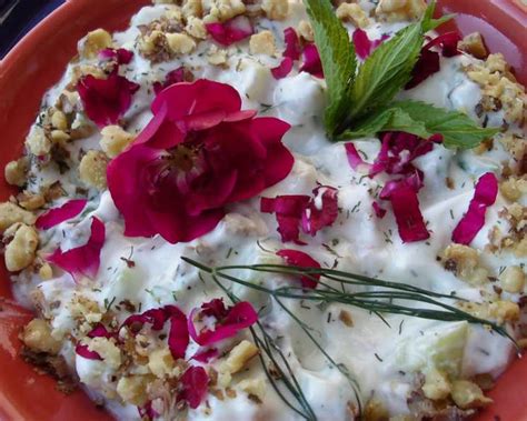  Mast-o-Khiar: A Symphony of Creamy Yogurt and Refreshing Herbs!