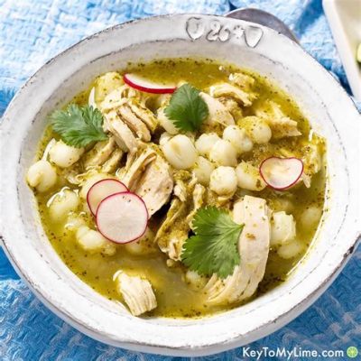  Pozole Verde: Bir Yumuşaklık Patlaması ve Baharatlı Bir Dans!