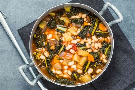  Ribollita! A Hearty Tuscan Soup Bursting with Rustic Charm and Vibrant Seasonal Flavors